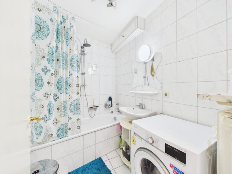Etagenwohnung-Oberasbach-Fürth-Badezimmer-Badewanne