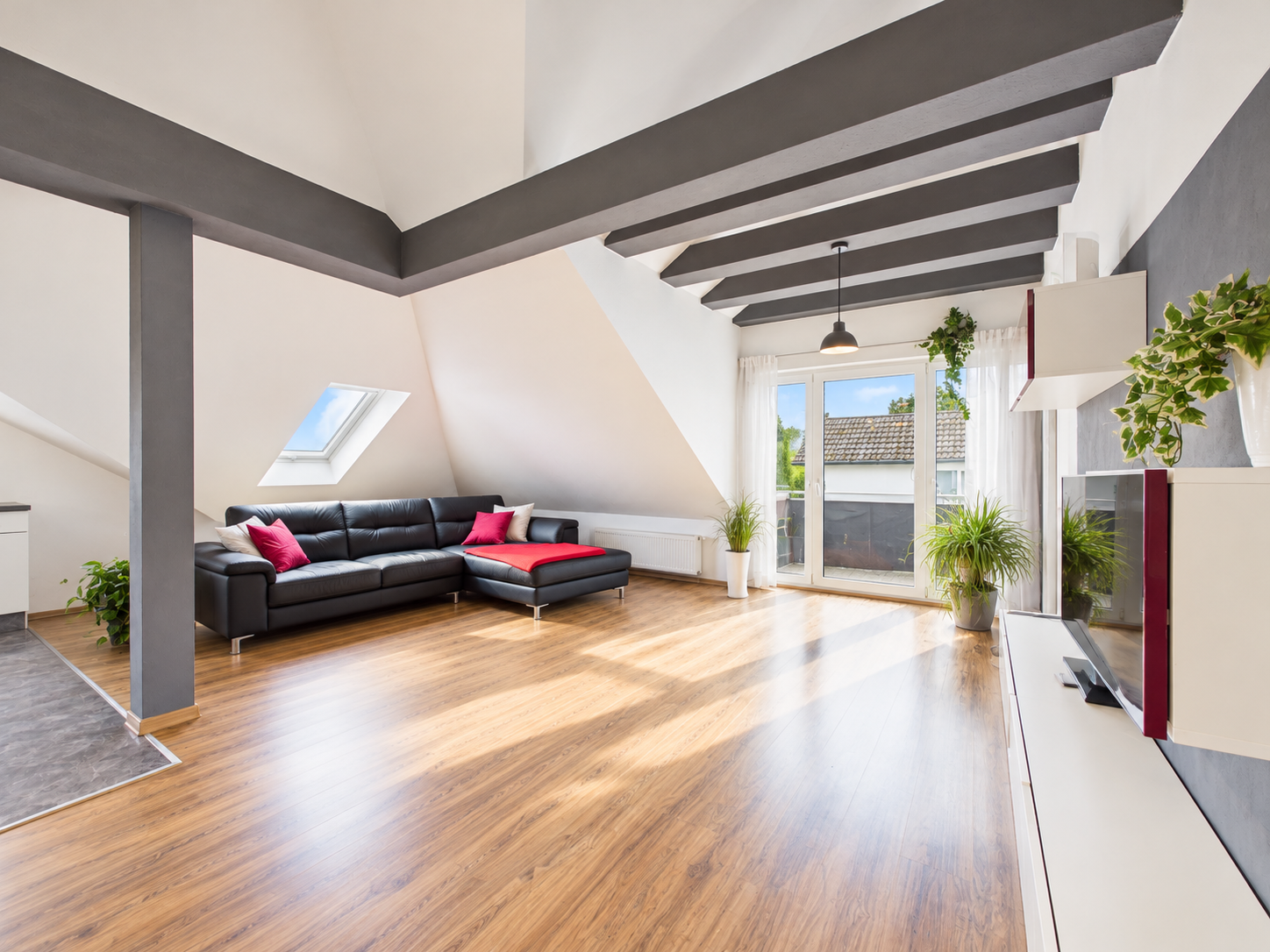 Vermietete 2-Zimmer-Wohnung mit Loft-Charakter und Loggia